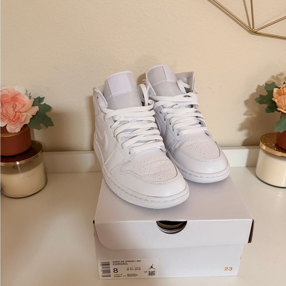 Jordan 1 Mid Sneakers